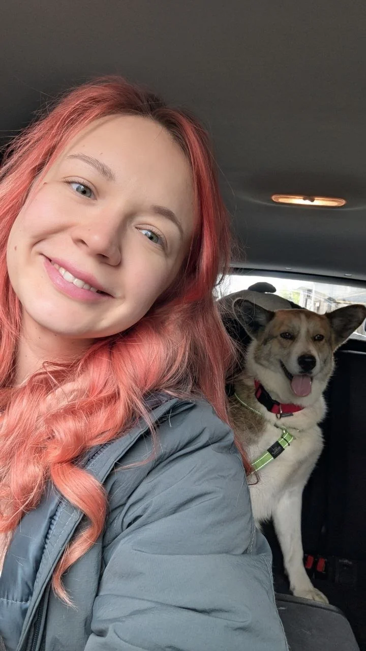 Я с Леной во дворе под деревьями