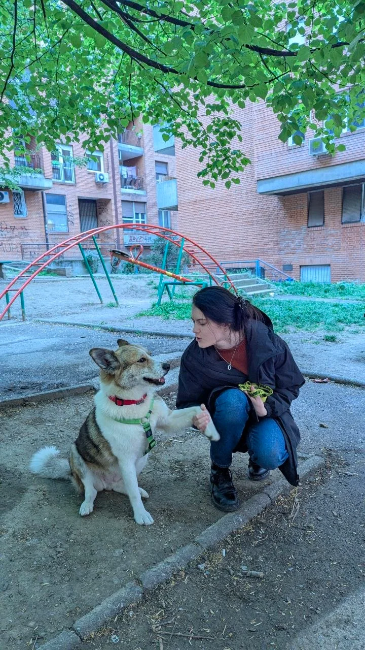 Я с Леной во дворе под деревьями