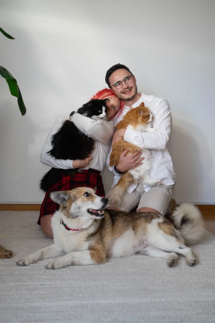 Семейное фото: Лена, парень, два кота и я