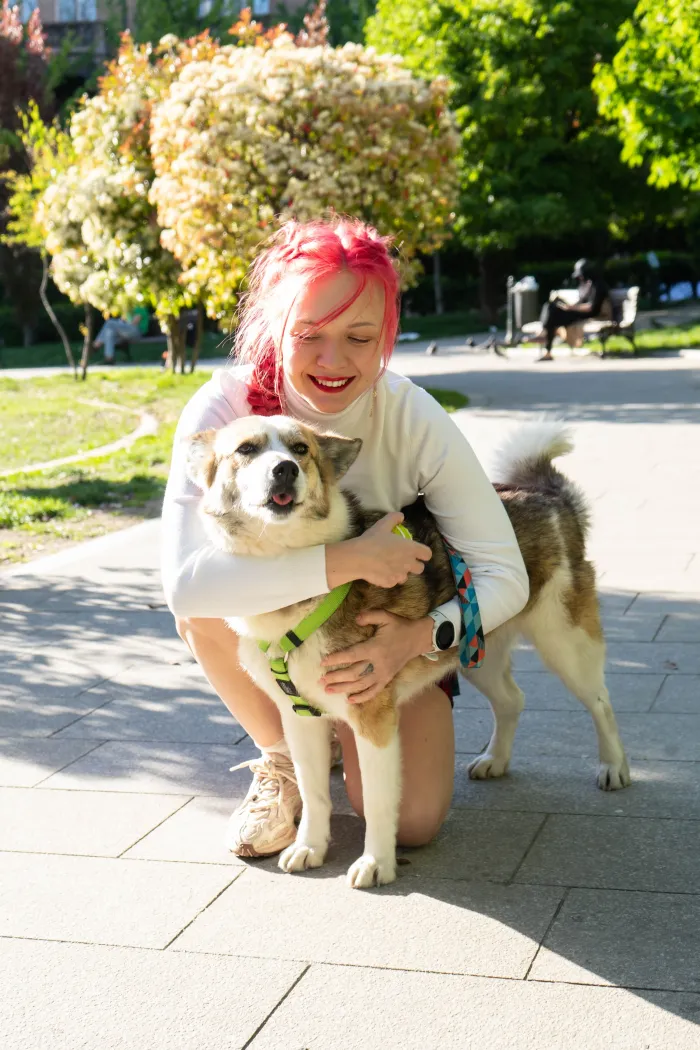 Лена обнимает меня в парке и смеётся