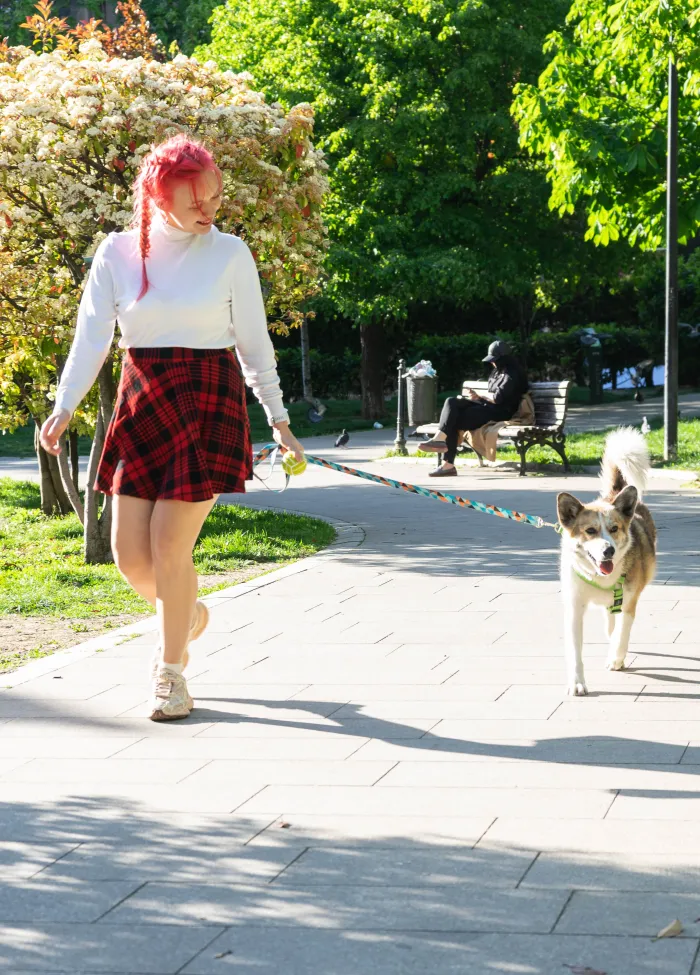 Лена ведёт меня по аллее парка